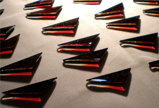 triángulos de vidrio rojo